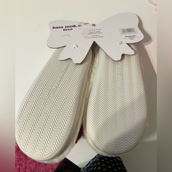 🛍️ Women’s white red bow snowman furry fluffy slippers Size Large 8/9 NEW - Picture 9 of 9